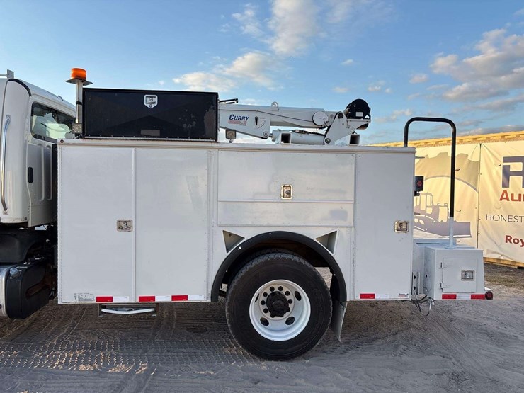 2013-freightliner-m2-106-image-23