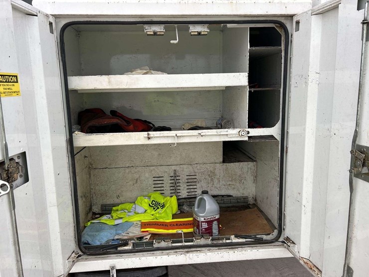 2015-freightliner-m2-106-image-19