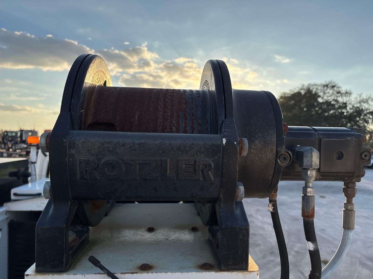 2013-freightliner-m2-106-image-14