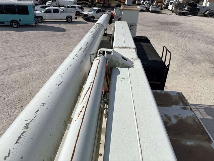 2012-freightliner-m2-106-image-24