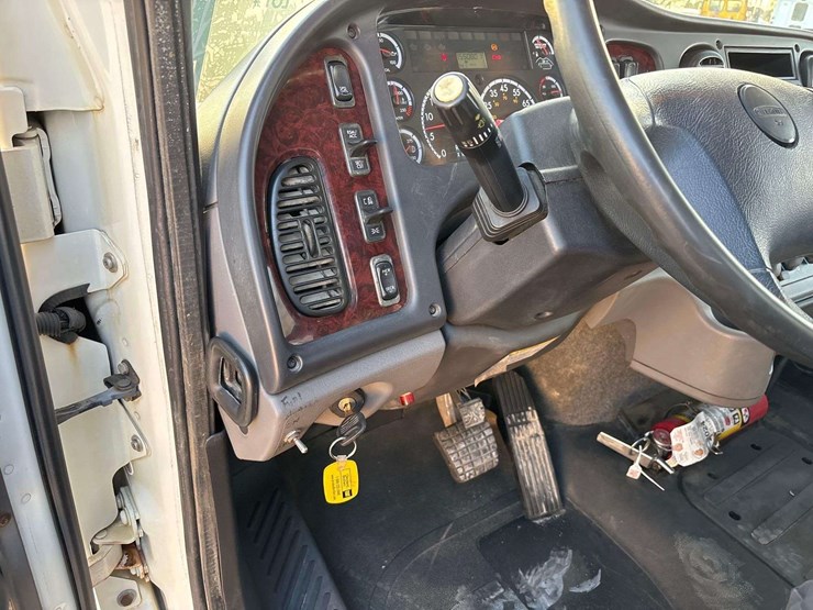 2013-freightliner-m2-106-image-36