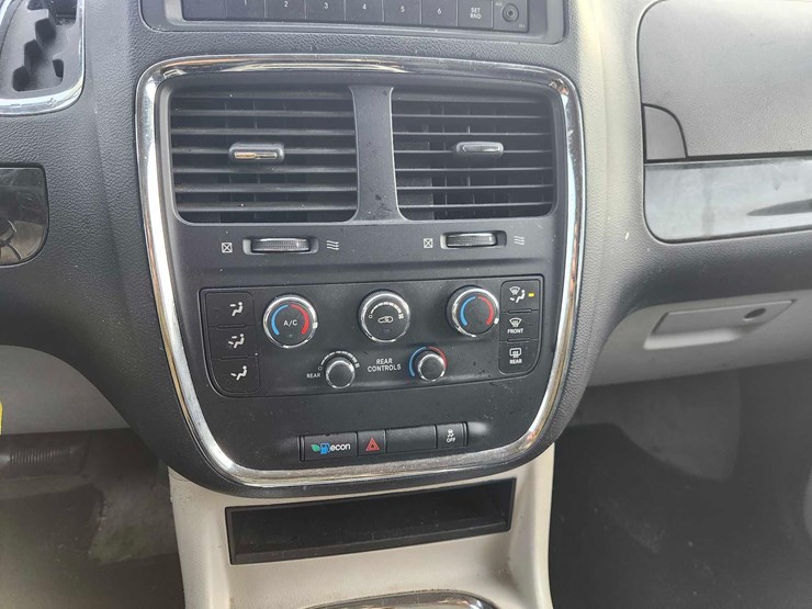 2015-dodge-grand-caravan-sxt-image-32