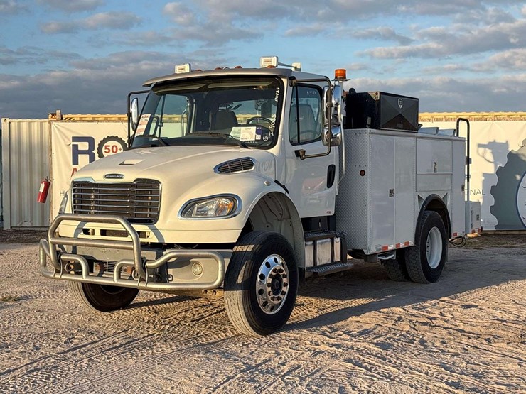 2013-freightliner-m2-106-image-1