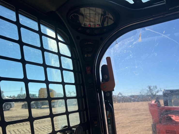 2021-bobcat-t870-image-32