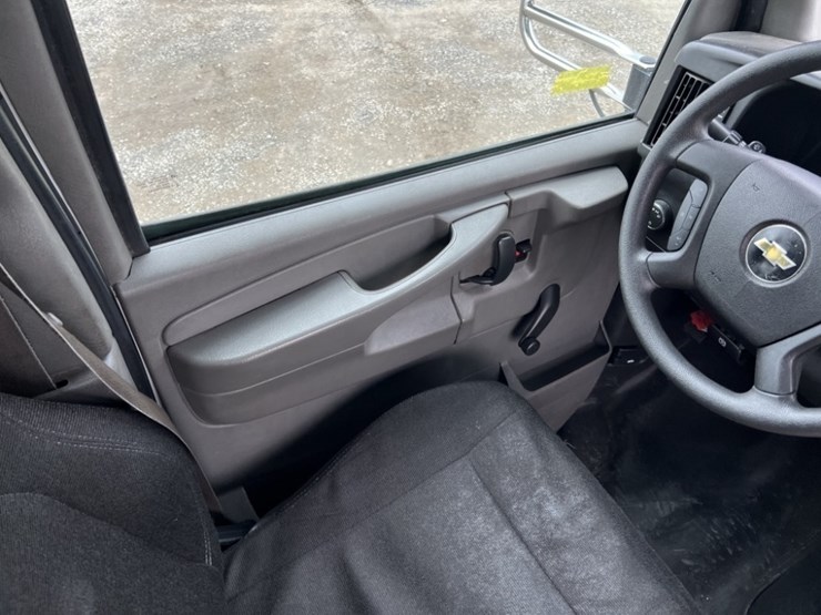 2016-chevrolet-express-paratransit-bus-image-22