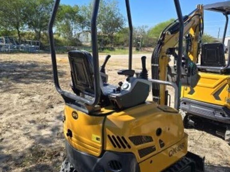 cfg-mini-excavator-qk18r-with-hydraulic-thumb-image-3