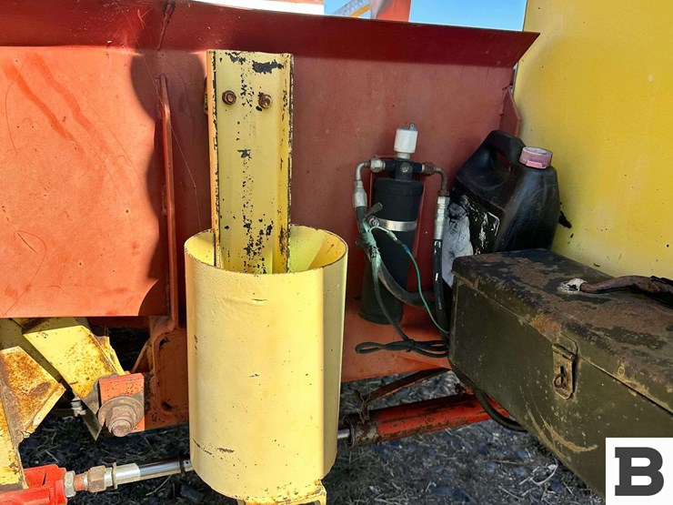 new-holland-1068-image-52