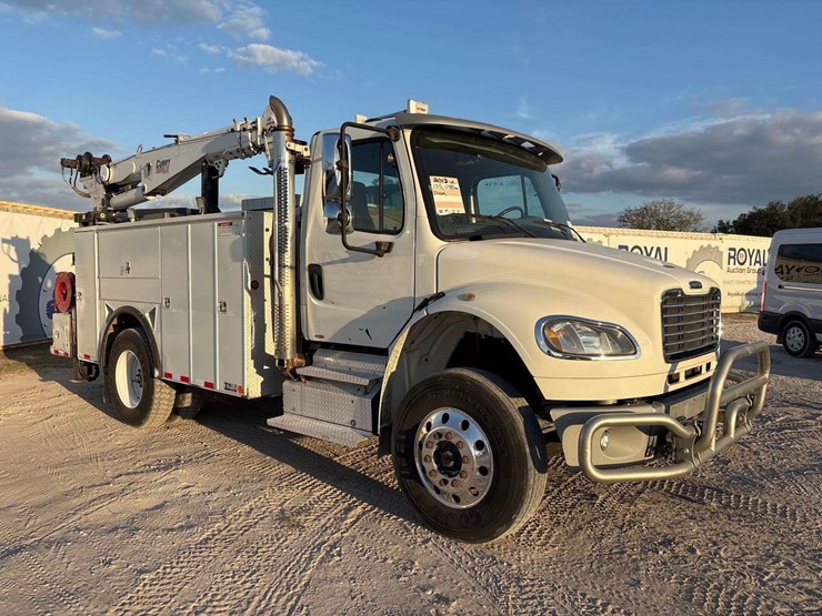 2013-freightliner-m2-106-image-2