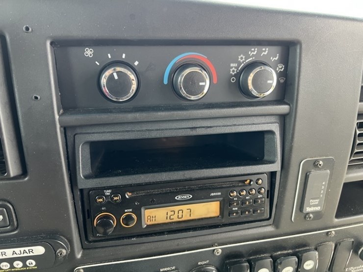 2016-chevrolet-express-paratransit-bus-image-31