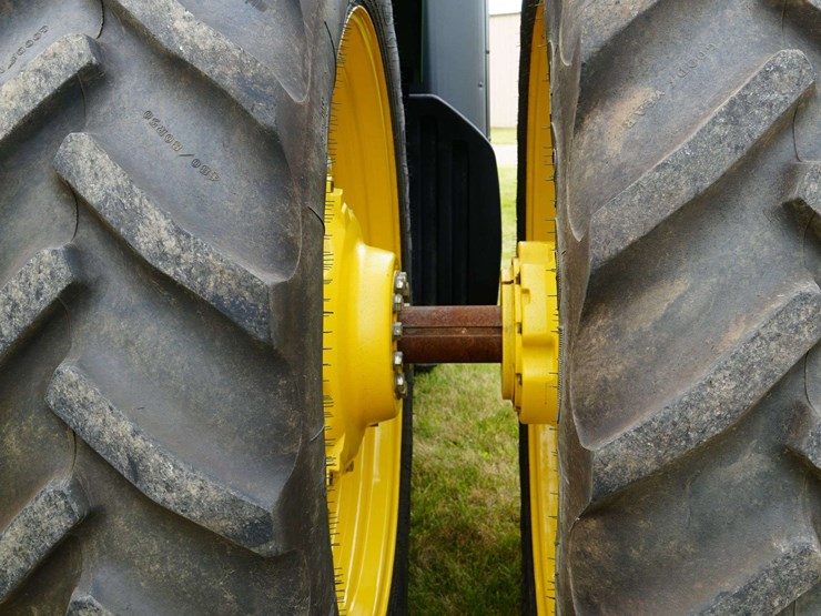2011-john-deere-8285r-image-36