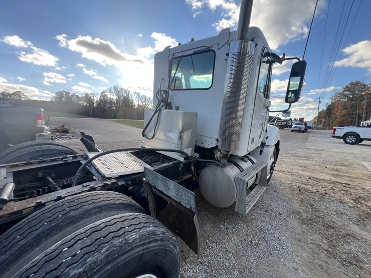 #4633-•-2004-freightliner-day-cab-image-5