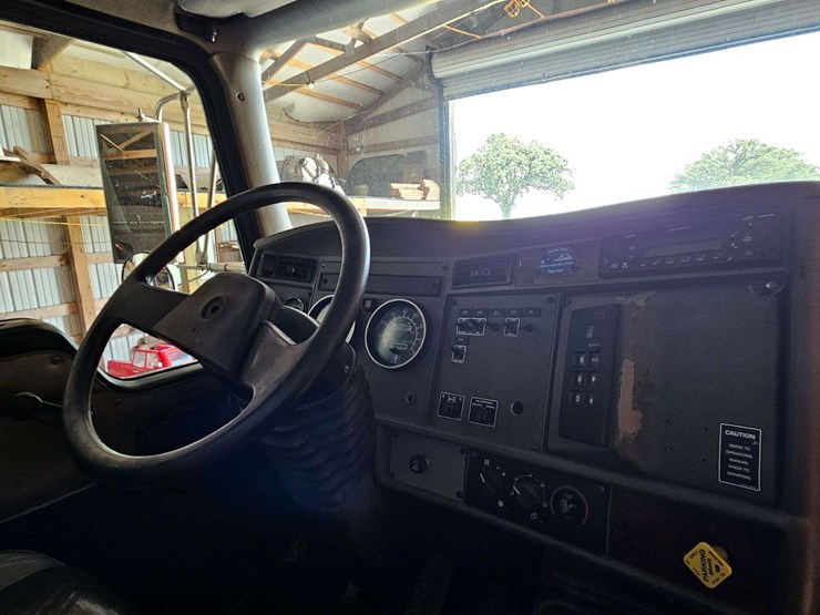 2005-kenworth-t300-image-25