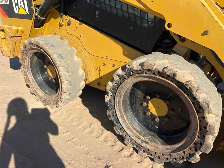 2017-caterpillar-262d-image-12