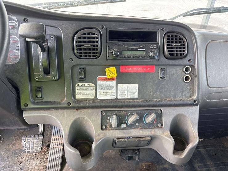 2012-freightliner-m2-106-image-58