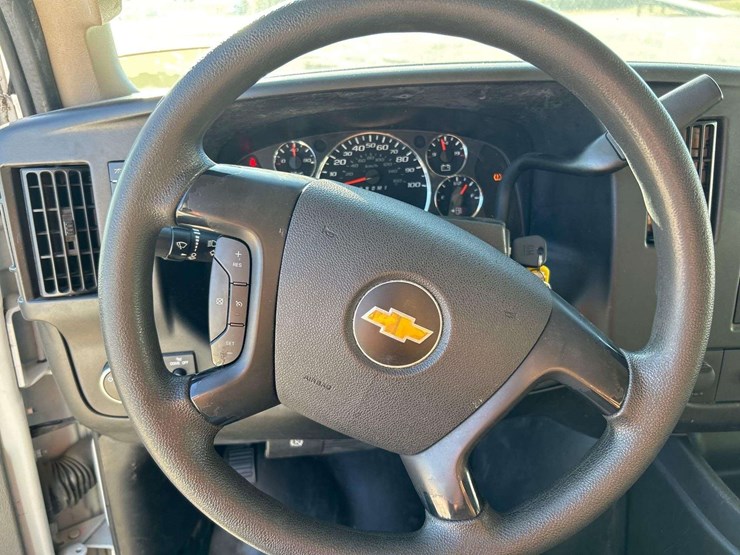 2016-chevrolet-express-2500-passenger-van-image-14