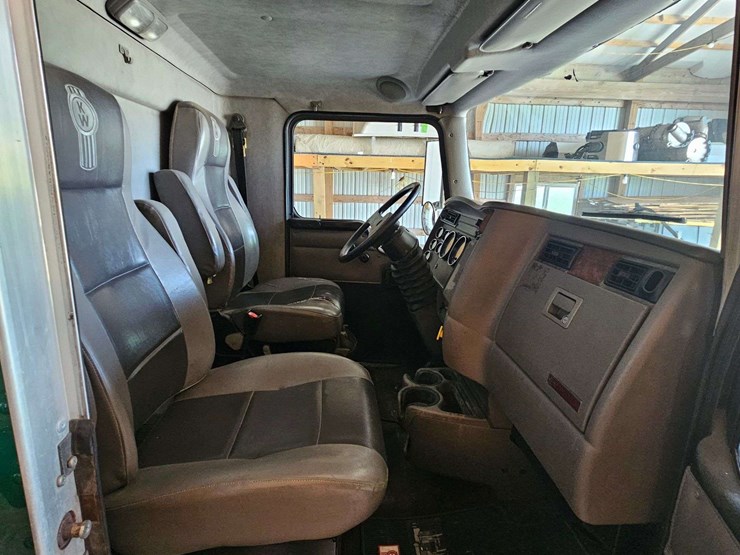 2005-kenworth-t300-image-20