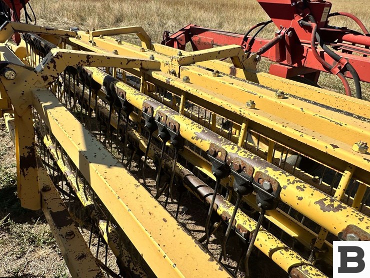 new-holland-216-image-39