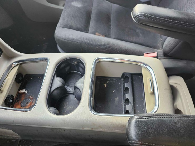 2015-dodge-grand-caravan-sxt-image-34