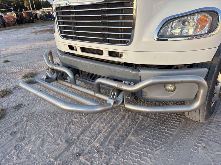 2013-freightliner-m2-106-image-29