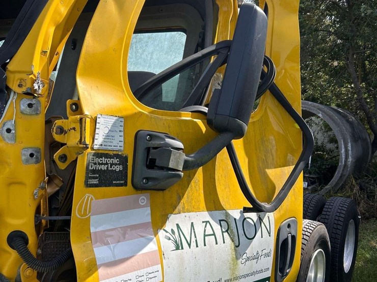 2013-freightliner-cascadia-125-image-1