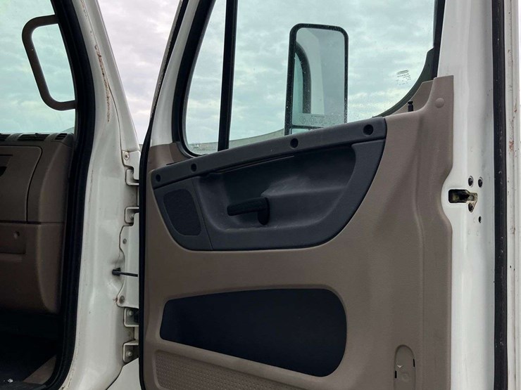 2013-freightliner-cascadia-image-40