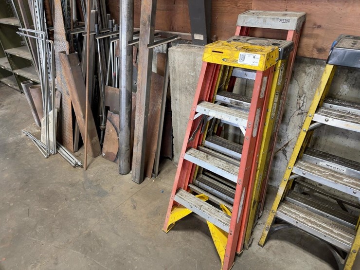 (3)-4'-fiberglass-step-ladders-image-1