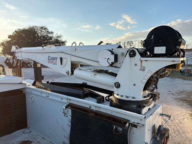 2013-freightliner-m2-106-image-11