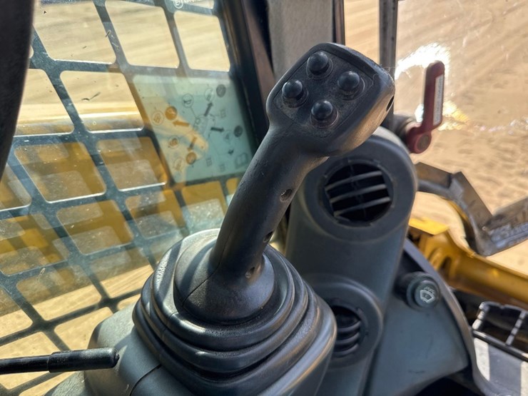 2019-caterpillar-259d-image-28