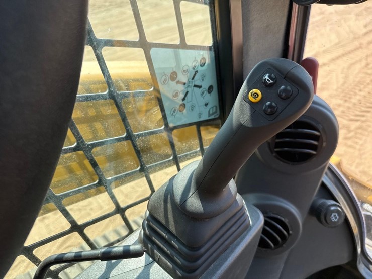 2023-caterpillar-259d3-image-31