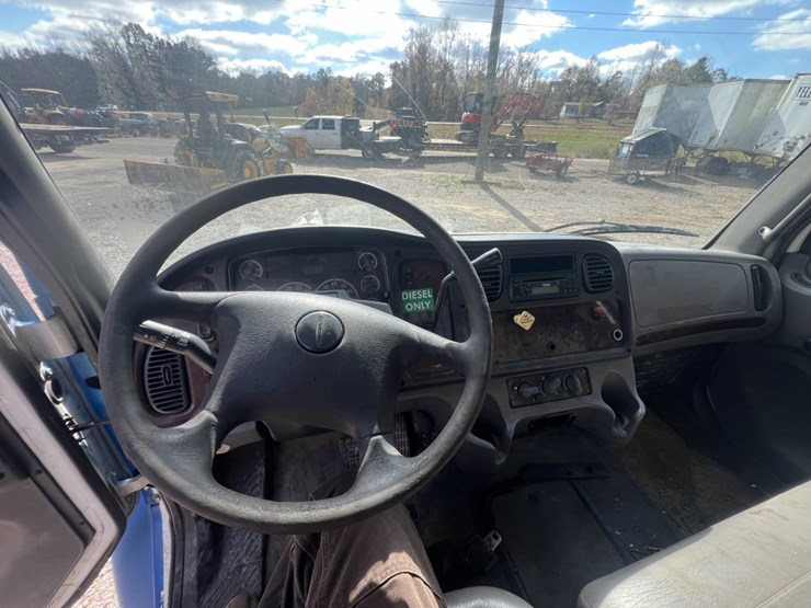 2007-freightliner-108sd-image-11