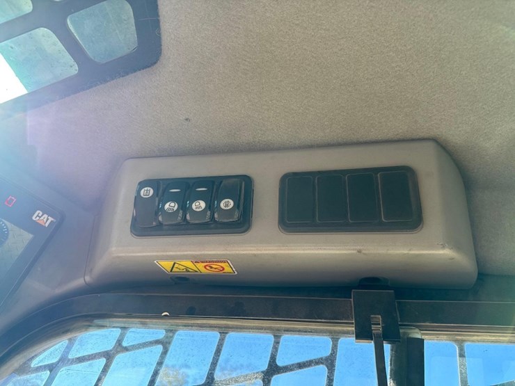 2018-caterpillar-259d-image-30