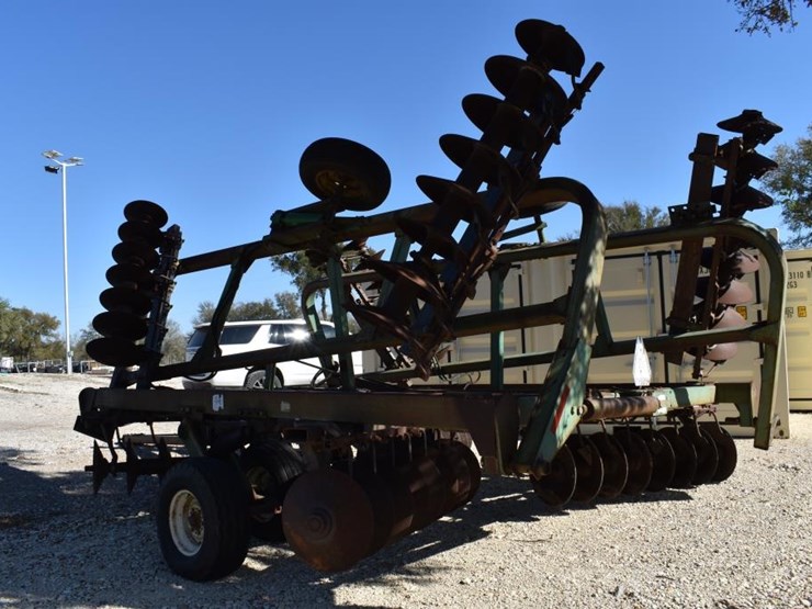 john-deere-335-image-3