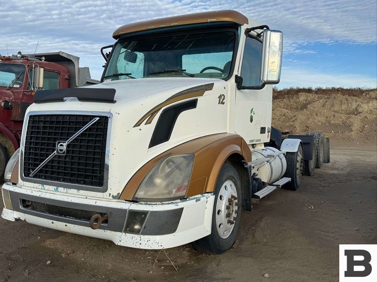 2009-volvo-tractor-truck---caution---kennewick,-wa-image-1