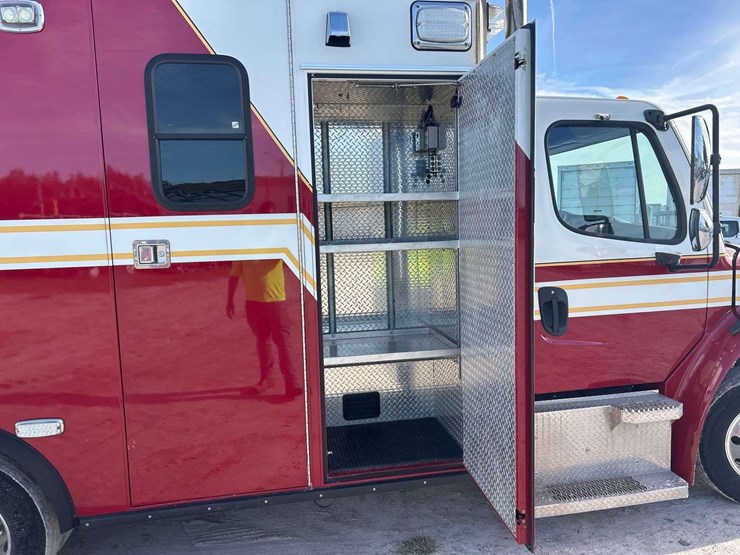 2014-freightliner-m2-106-image-23