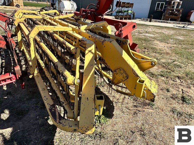 new-holland-216-image-33