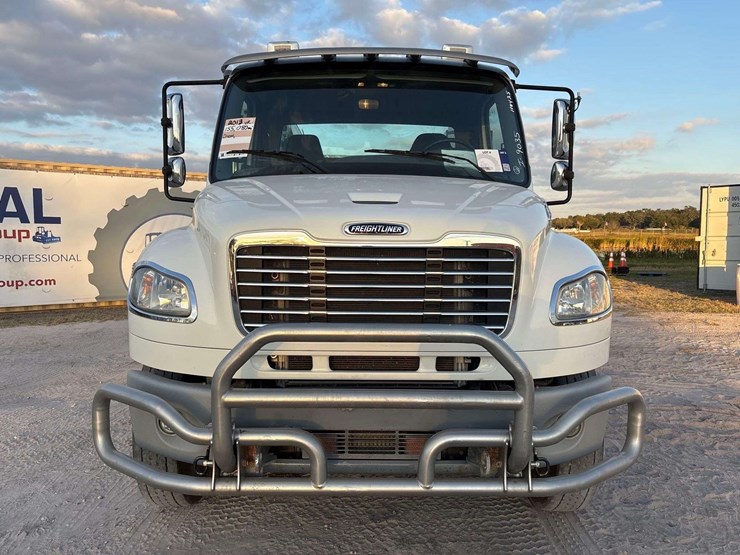 2013-freightliner-m2-106-image-46