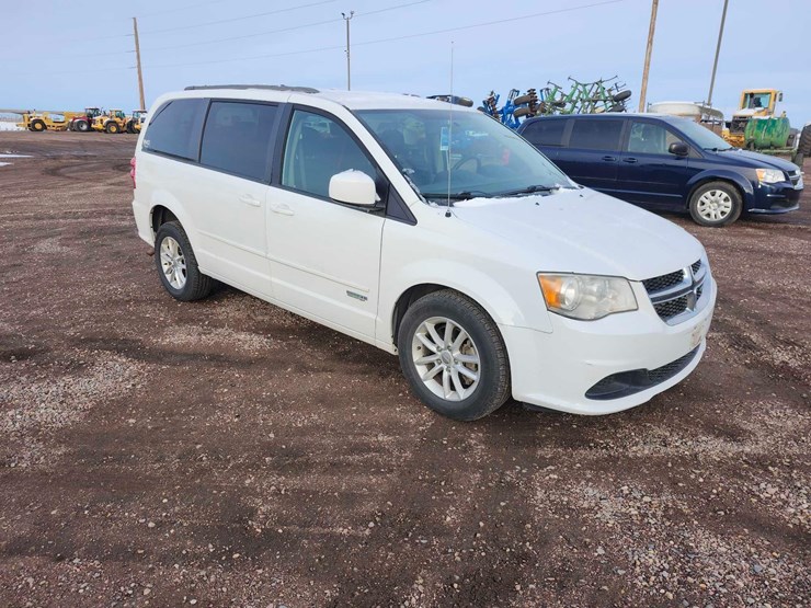 2015-dodge-grand-caravan-sxt-image-2