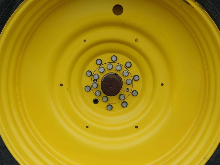 2011-john-deere-8285r-image-35