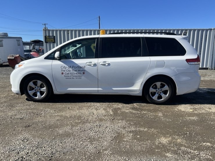 2014-toyota-sienna-le-image-7