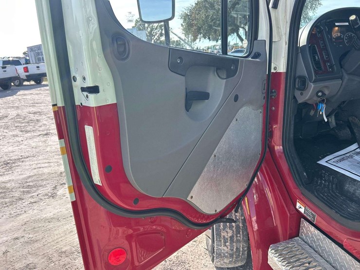 2014-freightliner-m2-106-image-13