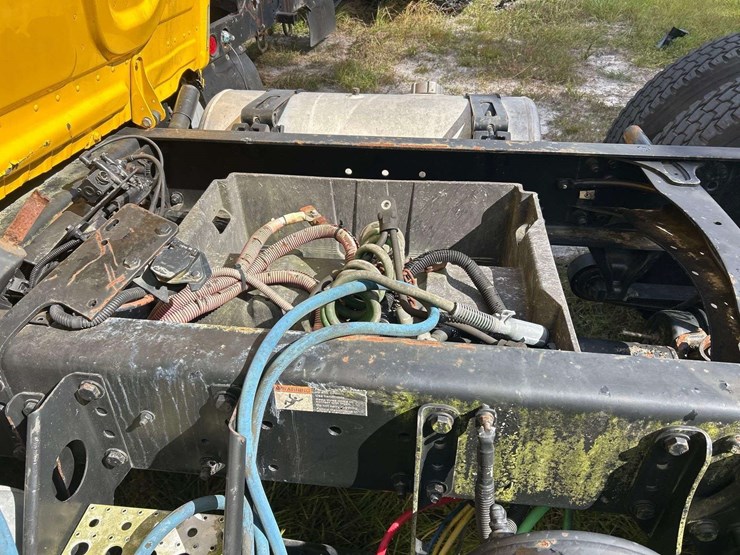 2013-freightliner-cascadia-125-image-11