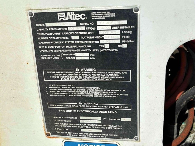 2012-freightliner-m2-106-image-20