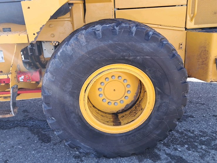 2018-deere-524k-image-36