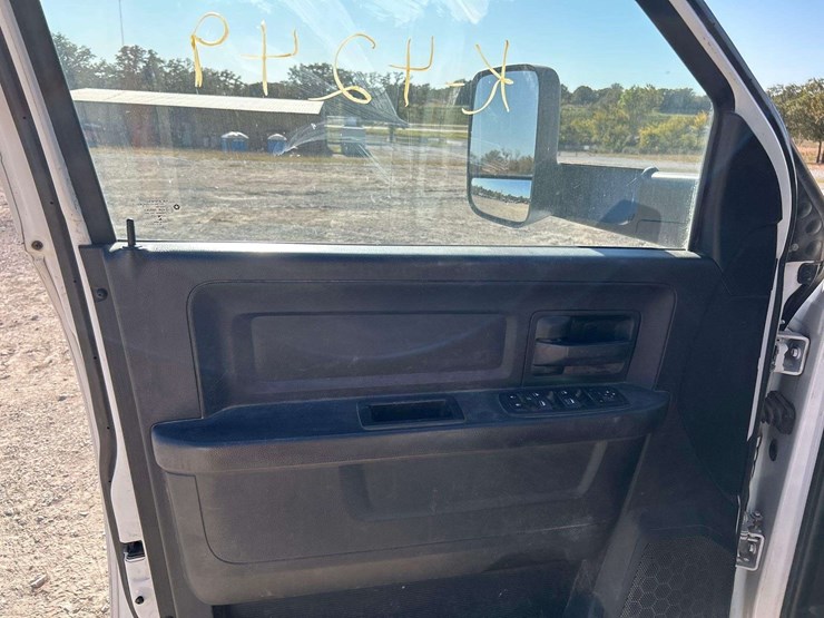 2018-dodge-ram-5500-4x4-crew-cab-flatbed-service-truck-image-11