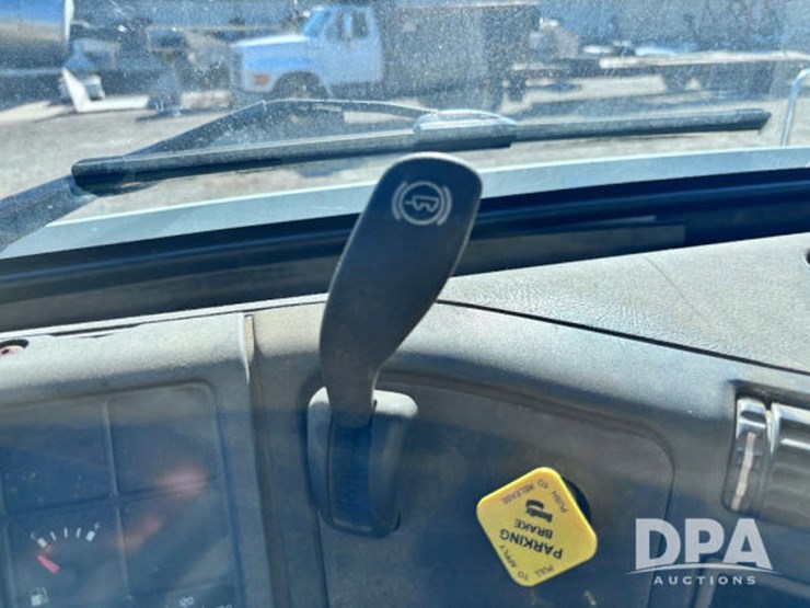 2003-volvo-10-image-102