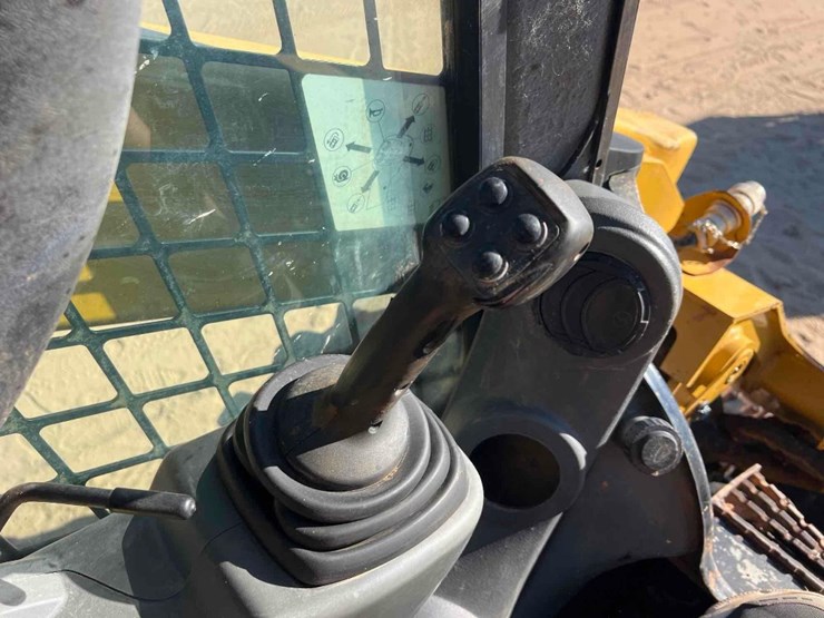 2017-caterpillar-262d-image-22