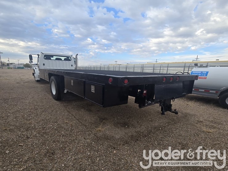 2021-freightliner-m2-106-image-2