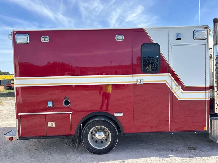 2014-freightliner-m2-106-image-22