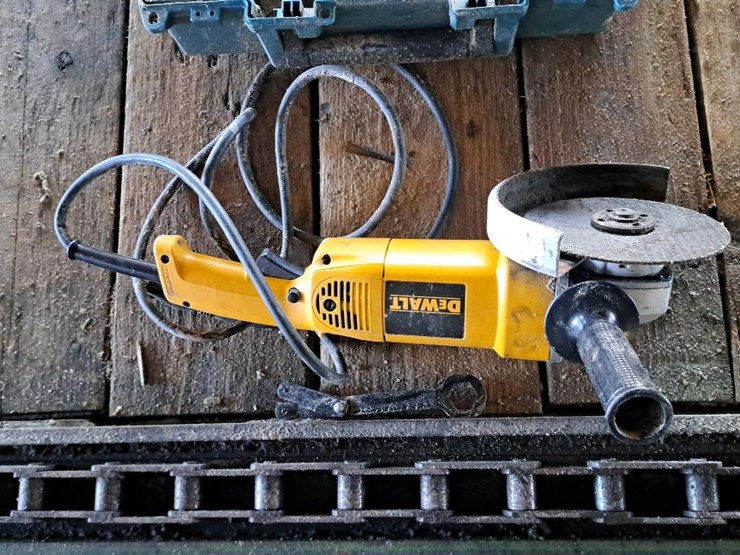 #104-•-dewalt-7"-electric-grinder-image-5