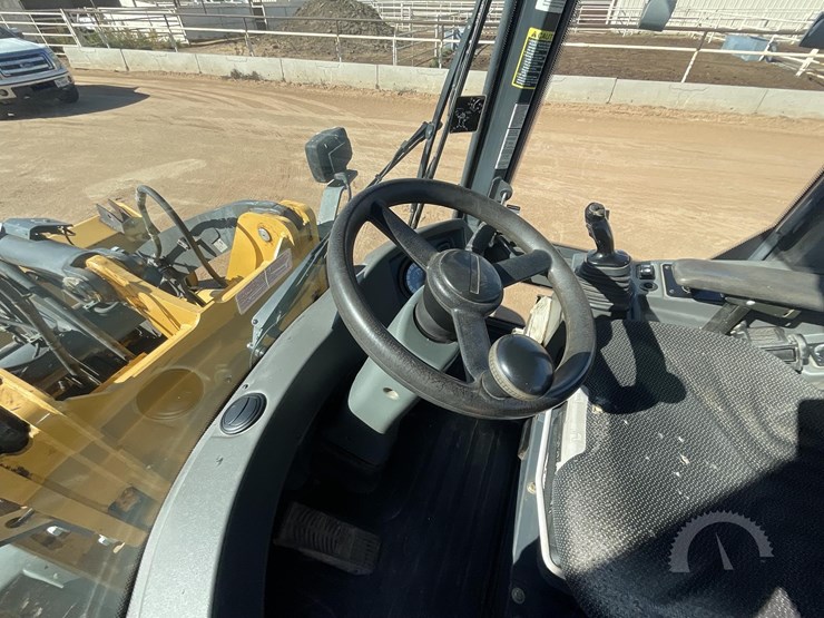 2015-deere-324k-image-31